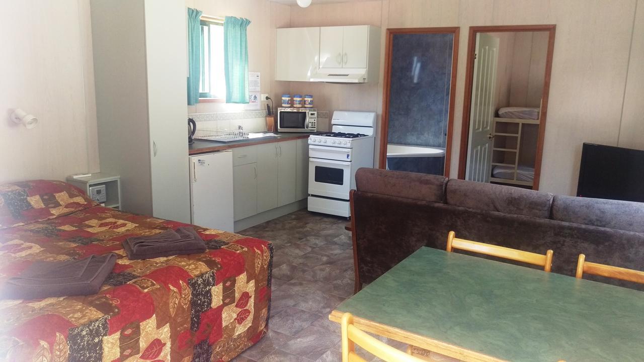 Khancoban Lakeside Caravan Park מראה חיצוני תמונה